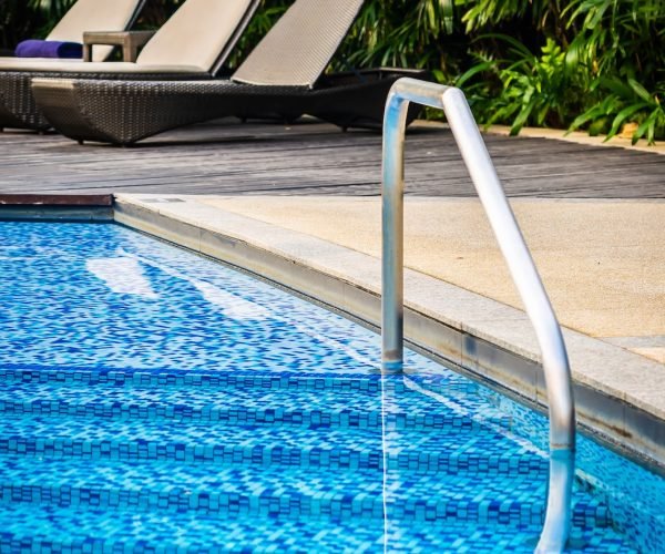 bonita-piscina-al-aire-libre-silla-cama-paraguas-complejo-viajes-vacaciones